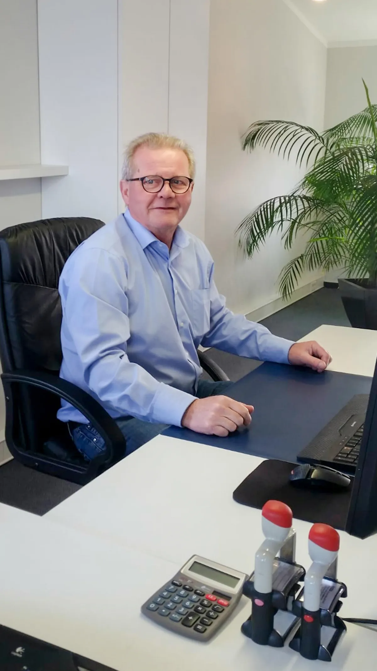 Jürgen Becker, Seniorchef der Becker Bauservice GmbH, an seinem Schreibtisch