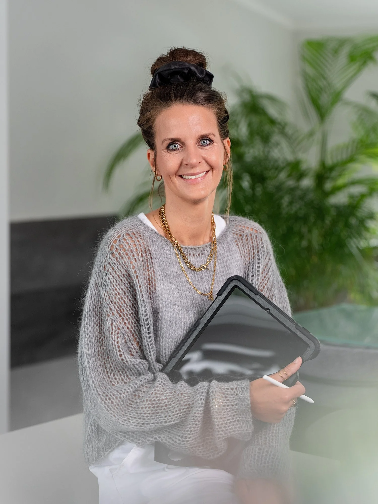 Tina May, Geschäftsführerin und Stuckateurmeisterin der Becker Bauservice GmbH, im Büro mit Tablet